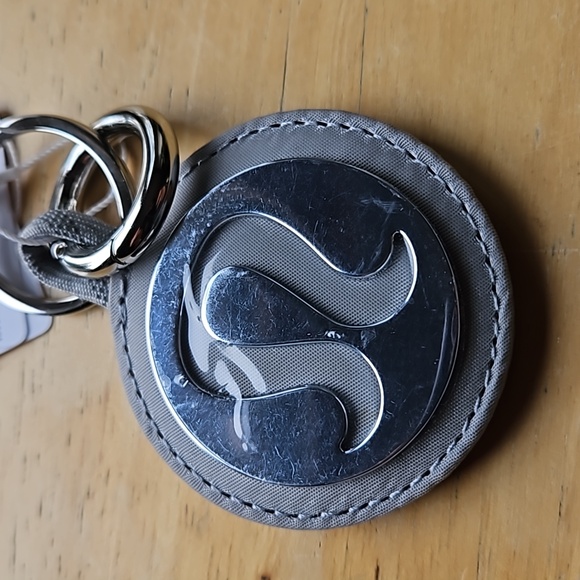 LULULEMON LOGO KEYCHAIN - Picture 9 of 10